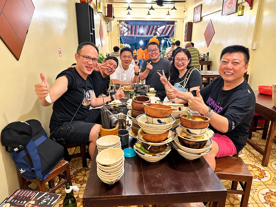 Bo Kho in Saigon: Vietnamese Beef Stew and How to Eat It 6 Tourists enjoying the experience of ordering authentic Saigon street food