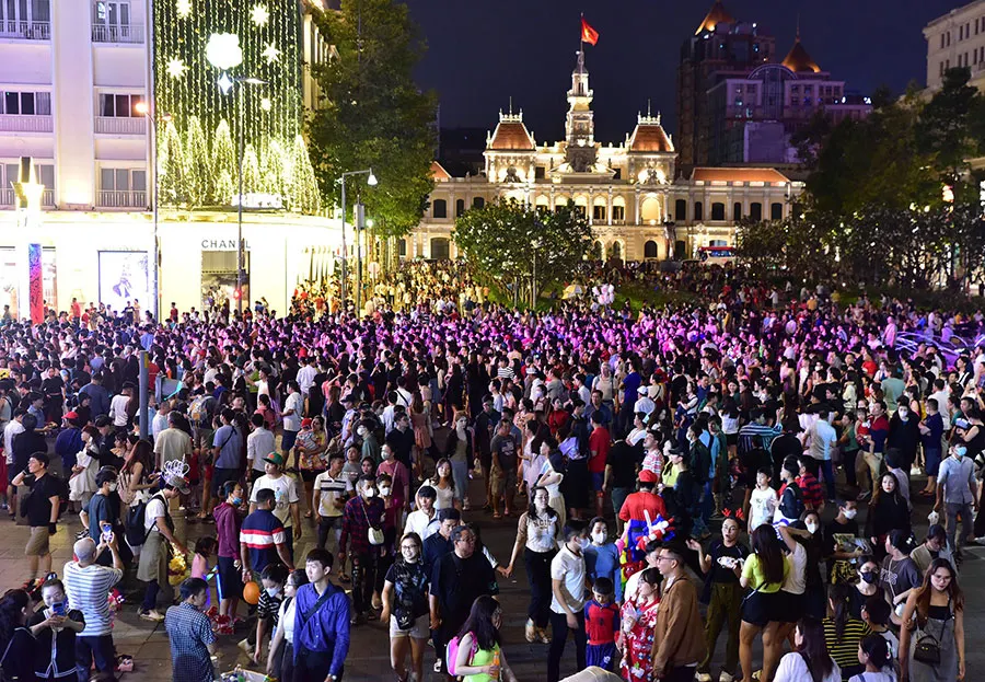 Christmas in Ho Chi Minh City: A first-time visitor’s guide 1 Busy Saigon streets filled with Christmas lights and festive crowds