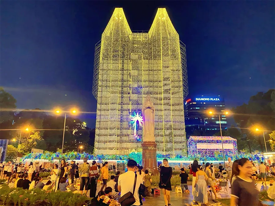 Christmas in Ho Chi Minh City: A first-time visitor’s guide 6 Evening view of Saigon Notre-Dame Cathedral surrounded by festive lights and visitors
