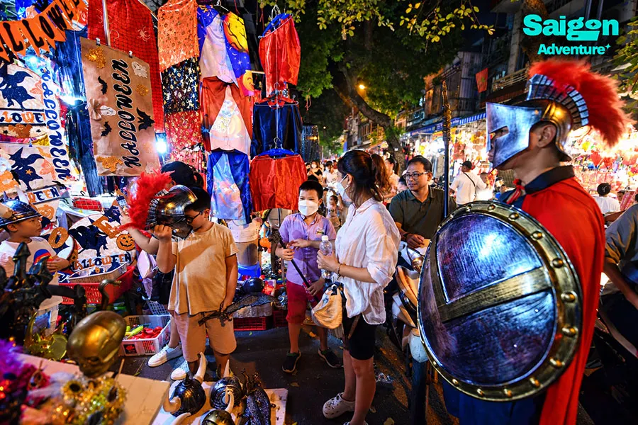 Halloween in Hanoi 2026: Where to Go and What to Do 1 Halloween night in Hanoi offers tourists unique photo opportunities, creative costumes and vibrant city nightlife.