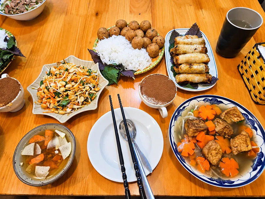 Hanoi cooking classes: What you cook and how to choose 3 Vietnamese dishes prepared during a Hanoi cooking class, including spring rolls and fresh salad