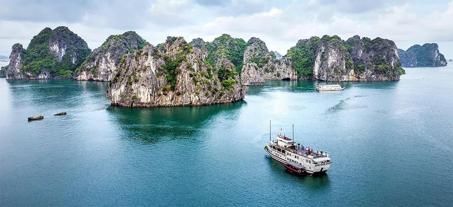 Hanoi, Ninh Binh and Ha Long Bay: How to Plan Your Trip 4 Breathtaking natural scenery of Ha Long Bay with towering limestone islands