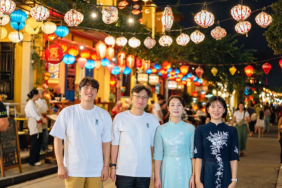 Hoi An Night Market Food Guide: What to Try Beyond the Souvenir Stalls 3 An Hoi Bridge and the riverside streets of Hoi An after dark