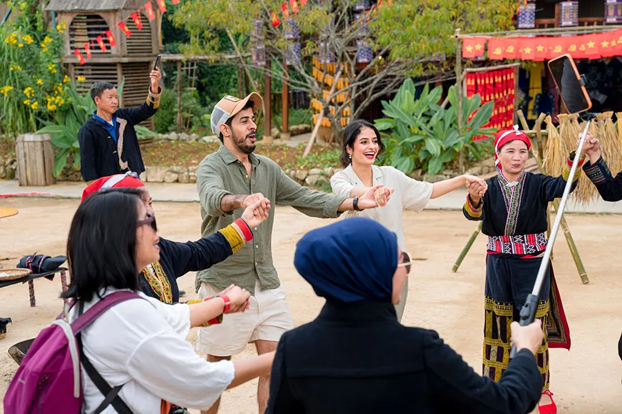 Sapa Without Trekking: What Can You Actually Do? 5 A lively cultural exchange between international tourists and local ethnic communities in Sapa